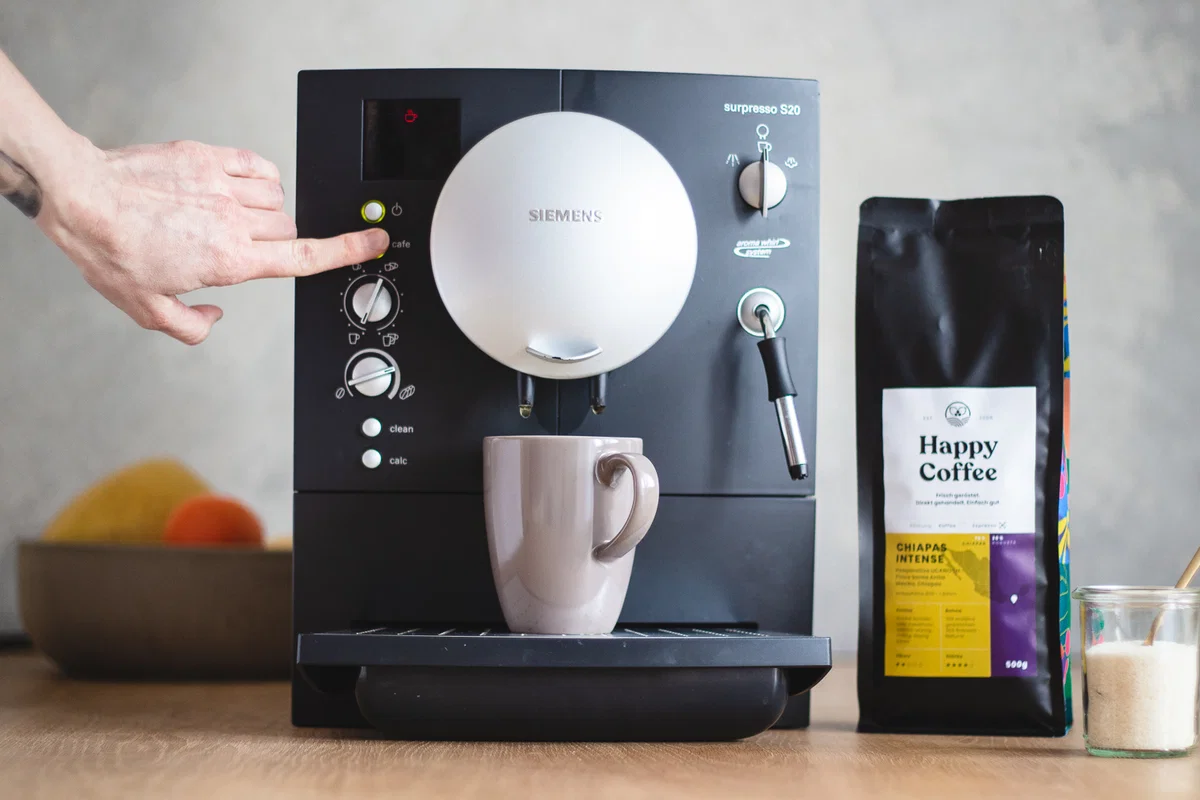 Kaffeevollautomat fürs Büro: Kauf vs. Miete — was wirklich sinnvoll ist